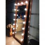 Осветите свой образ: преимущества зеркал в гардеробной с лампочками с подсветкой